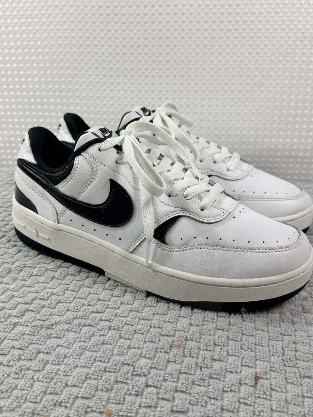 Nike Women's Gamma Force Shoes - White/Black SZ 9